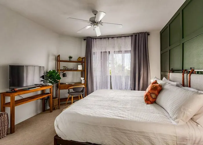 Resort-style 1br Walkable Putting Pool Apartment