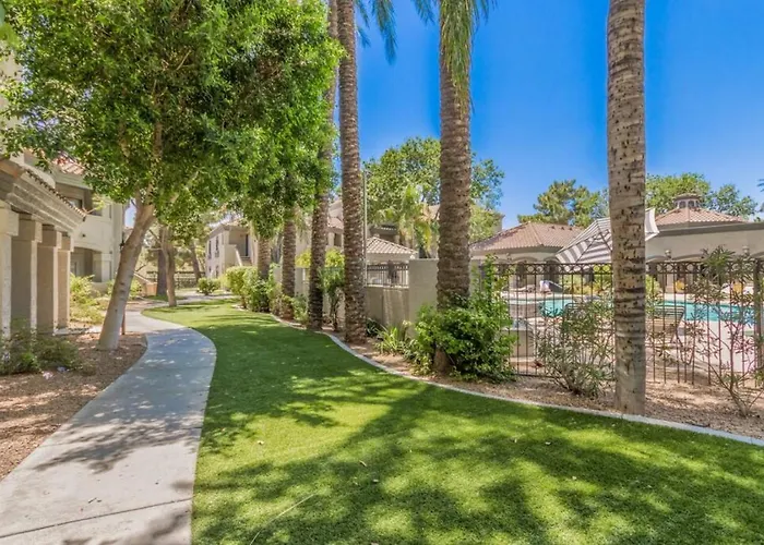 Resort-style 1br Walkable Putting Pool *
