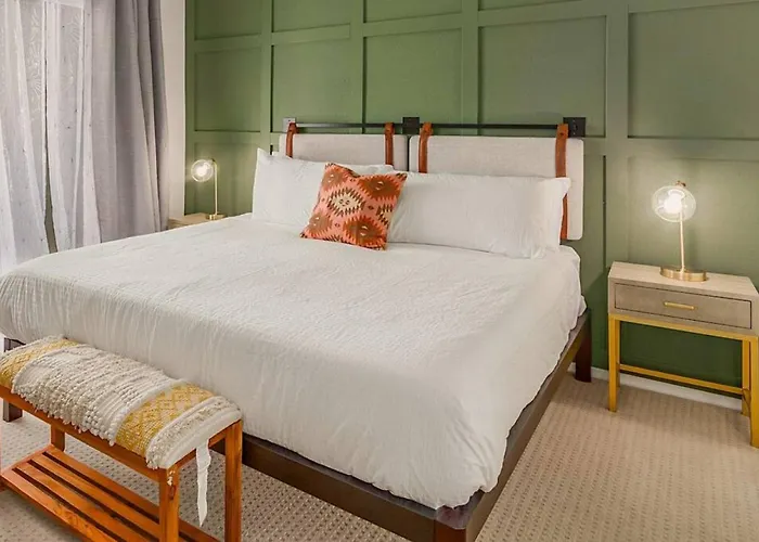 Resort-style 1br Walkable Putting Pool Apartment *